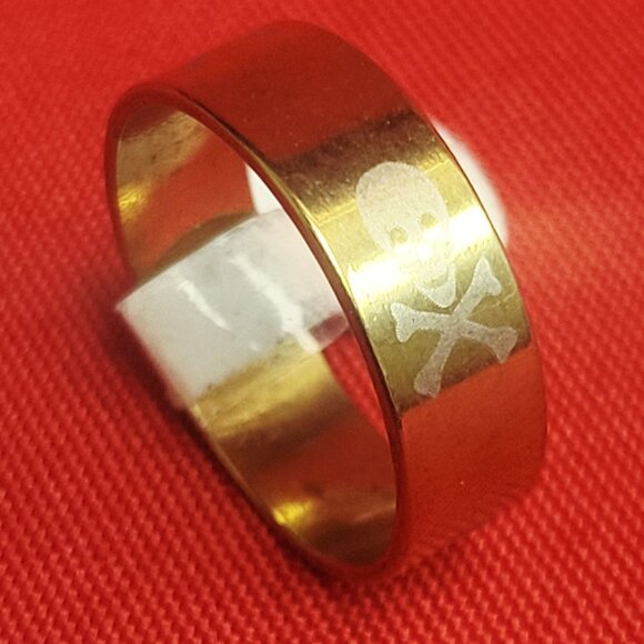 Stainless Steel Wide Band Engraved Skull Crossbones Ring Size 21 Gold Tone Unise - Picture 2 of 13